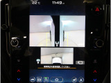 左右のサイドカメラ映像を同時に表示し、車両周囲の死角をしっかりカバー。狭い道や駐車時の接触リスクを減らし、安心して操作できる視界を確保します。