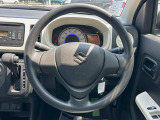 インテリアに合わせたデザインのステアリングは、運転される方のことも考え、運転しやすい形状、大きさです。是非一度、実際に触ってお確かめください。