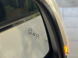 【ブラインドスポットモニター】走行中、ドアミラーの死角になりやすい箇所に後続車が接近するとサイドミラーのレンズに警告を表示!ドライバーに注意喚起をしてくれます。