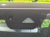 【スマートシティブレーキサポート】低速走行中に前方の車両等を認識し、衝突しそうな時は警報とブレーキで衝突回避と被害軽減をアシスト。より安全にドライブをお楽しみいただけます。
