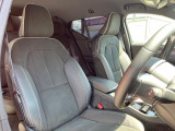 【R-design専用シート】レザーとテキスタイルのコンビ使いがスタイリッシュな専用デザインのシート。ホールド性重視でスポーティなドライブにぴったり。