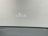 ヘッドアップディスプレイ(HUD)搭載。運転中、前方から視線を落外す必要がなく、安全に情報を把握しながら運転ができる機能です。