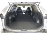 セカンドシートを倒した状態です。セカンドシートは独立可倒、荷物に合わせてラゲッジスペースをアレンジできます。