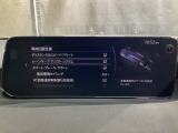 カメラが車線を認識してはみ出しそうになるとステアリングアシストが介入するレーン・キープ・アシストシステムを装備しております。お好みで作動・非作動の設定も可能です。