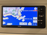ディスプレイオーディオやカーナビは、現代のドライブにおいて欠かせない装備のひとつです。初めての場所でも迷いにくく、快適なルート案内で運転をサポートします。移動中のエンターテインメント性も高まります。