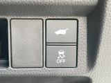 運転席右側に電動リアゲートのスイッチと横滑り防止【VSA】のスイッチがついています。