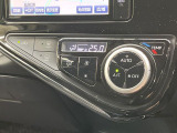 【オートエアコン】一度お好みの温度に設定すれば、車内の温度を検知し風量や温度を自動で調整。暑い&hellip;寒い&hellip;と何度もスイッチ操作をする必要はありません。快適な車内空間には必須の機能ですね♪