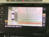 ギアをリバースに入れると車両後方の映像を映し出します。画面にはガイドラインが表示され、車庫入れや縦列駐車などの際に安全確認をサポートします。