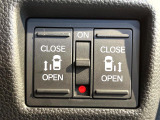 【両側パワースライドドア】スマートキーや運転席のスイッチで後席両側スライドドアの開閉が可能♪電動だから力を入れてドアを開ける必要が無く、小さなお子様でも簡単に開け閉めでき快適です♪