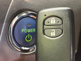 【スマートキー】カバンやポケットに入れたままでもドアの施錠・解錠が可能なスマートキーを装備。エンジンのオン・オフ時もカギを取り出す必要が無いからとっても便利です♪