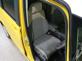 程よい硬さとホールド性が高いシートで長時間運転も快適です。