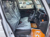毎日過ごす運転席は要チェック。シートのへたり・擦れ、視界のイメージまで伝わる重要ポイント。