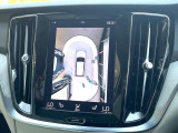 【360&deg;ビューカメラ】4台の高解像度カメラで360度の鳥瞰図を表示。隣の車や壁、死角にある障害物などを画面で確認できるため、狭いスペースでの駐車・出入りも安心です。