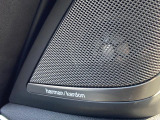 ●harman/kardonサウンドシステム:オーディオ専門メーカーが手掛けるプレミアムスピーカーを装備。多数のスピーカーから、音の粒立ちまで分かる高品質な音楽をお楽しみいただけます。