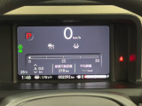 デジタル表示のスピードメーターとタコメーター、燃費やオドメーターなどの表示の他に、ホンダセンシング機能などの表示もできる多機能なマルチインフォメーション・ディスプレイです。