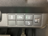 ハンドルの右側にはヘッドライトレベライザーとHondaセンシング用のメインスイッチがついています。ヘッドライトレベライザーは道路状況や積荷の加重に応じてライトの高さを調節できます。