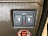 リアドアは乗り降りに便利な両側電動スライドドアです。また運転席に座っていながらスイッチ操作で自在にスライドドアを開け閉めできます。