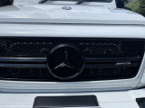 ポーラーホワイトボディにブラックAMG20インチホイール、フロントフェイスはG63タイプグリル&バンパーを装着。