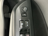 狭い駐車場で便利な電動格納ドアミラーが付いています。