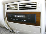 温度の感じ方は、個人差がありますね。運転席、助手席で独立して温度設定のできる左右独立温度コントロールのオートエアコン装備です。