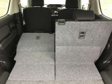 リヤシートを倒すと大きな荷物も搭載可能です。