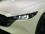 【LEDヘッドライト】悪天候や夜間走行時も良好な視界を確保し安心して運転できる高輝度LEDヘッドライトを装備!点灯速度が早く、消費電力も抑えられています。