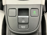 燃費の向上に有効なECONスイッチ、わずかな力で簡単に操作出来る電動パーキングブレーキ、信号待ちや渋滞時などブレーキを踏み続ける場合に比べて足腰の疲労が軽減されるオートブレーキホールド付きです!