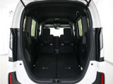 2列目シートを倒すことで、大変広いラゲッジスペースとなります。大きな荷物を積んだりと様々な用途にご利用いただけます。