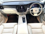 XC60 リチャージ アルティメットT6プラグインハイブリッドが入庫しました!開放的なサンルーフなど贅沢装備が満載です♪もちろん安全機能も充実しております。是非ご覧にお越しくださいませ♪