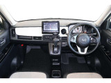 操作性に優れた運転席となります!小物入れや各ボタンの配置にこだわり、使いやすいです!座り心地もよく視認性も良好なのでロングドライブもお任せ下さい!