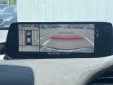 360度ビューカメラを搭載。4方の小型カメラの映像を処理し、車両真上からの映像に変換しています。