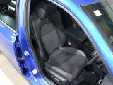 程よい硬さとホールド性が高いシートで長時間運転も快適です。