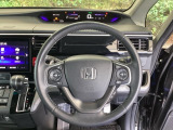 本革ハンドルの後ろには7速パドルシフトがあります。指先で操る事で、マニュアル車感覚のシフトチェンジが楽しめます。また、右にクルーズコントロール、左にオーディオリモコンスイッチがあります。