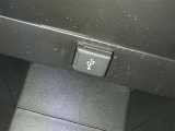 充電用USB端子付き。スマートフォンなどの充電に便利です。