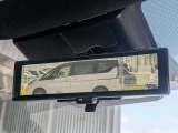 インテリジェントルームミラー搭載で、車の後方に設置されたカメラ映像を映し出してシートバックやヘッドレスト、同乗者に視界が遮られることがなく視認性が非常に良いです