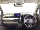 運転席は、大きな座面と包み込むような背もたれがドライバーの身体全体をしっかり支えます。上質なシート素材と座り心地のよいクッションを採用し、長時間の運転やコーナーの多い道も快適です