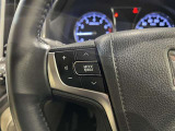 ステアリングスイッチ付きで、運転中に視線を前に向けたまま操作できます。