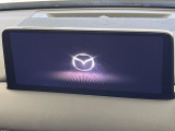 【10.25インチマツダコネクト】車内の雰囲気にマッチした大型ディスプレイ。スマホ接続でのナビ使用やBluetooth再生等、様々な機能が楽しめます。直感的なダイヤル操作が可能で、使い勝手も良好です。