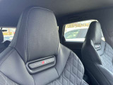 【ヘッドレストスピーカー装備】ラグジュアリーパッケージにて装備。前席のヘッドレストに2個ずつスピーカーが備えられ、臨場感あふれるサウンドをご体感いただけます。