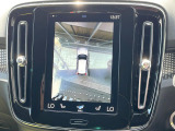 【360&deg;ビューカメラ】4台の高解像度カメラで360度の鳥瞰図を表示。隣の車や壁、死角にある障害物などを画面で確認できるため、狭いスペースでの駐車・出入りも安心です。