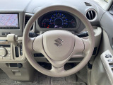 インテリアに合わせたデザインのステアリングは、運転される方のことも考え、運転しやすい形状、大きさです。是非一度、実際に触ってお確かめください。