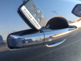 【キーレスエントリー】バッグやポケットからキーを取り出すことなく車にアクセスして、ロックとアラームを設定できます。 毎日の利便性をさらに高める機能です。