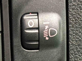 対向車や先行車への配慮が可能。積載物の状況に応じてヘッドライトの照射角度を手動調整できるスイッチ。