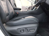 パワーシート搭載。微妙な調整が手軽にでき、ピッタリなポジションで運転することが可能です。