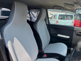 運転席まわりには十分なスペースがあり、大柄な方でもゆったり運転していただける環境です。