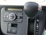 握りやすい位置のシフトレバー。