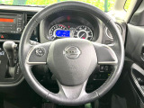 インテリアに合わせたデザインのステアリングは、運転される方のことも考え、運転しやすい形状、大きさです。是非一度、実際に触ってお確かめください。