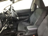 高いホールド性で運転姿勢が安定します。長距離ドライブでも疲れにくいのが魅力です。快適なドライビングライフをお送りください♪