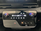 オートエアコンなので車内で快適に過ごせます。