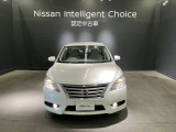 大きく開いたV字型のグリルとシャープなヘッドライトが特徴です。スポーティでありながら上品な印象を与えます。[さらにメッキパーツを追加することで、より迫力のあるフロントマスクを演出しています。